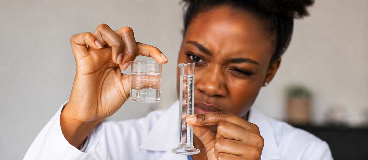 Une biologiste analyse un prélèvement dans un laboratoire médical